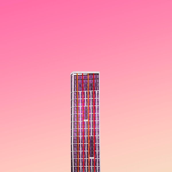 Moderne Architektur vor pinkem Himmel